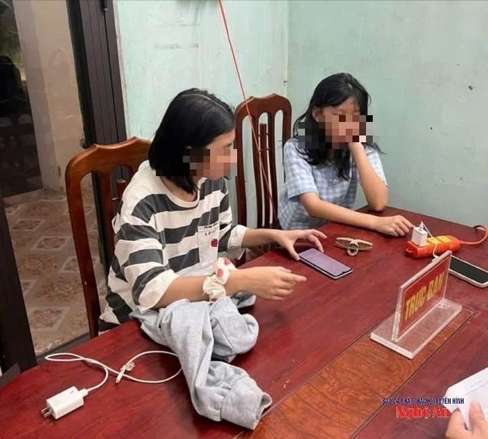Hai chị em H. và N. được đưa về tại trụ sở công an trước khi quay lại Hà Nội để chờ về quê. Ảnh: CQCNCC
