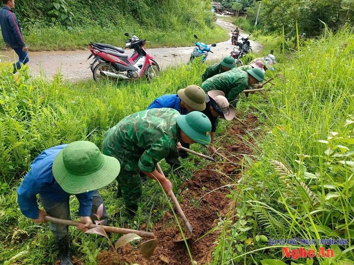 Thi công đường ống dẫn nước. Ảnh: Hải Thượng