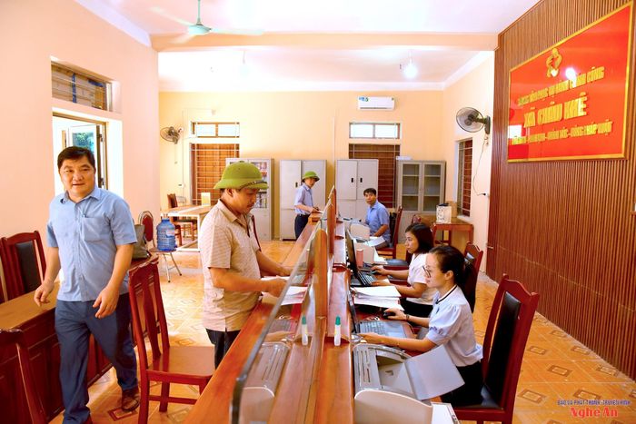 Người dân đến làm thủ tục tại Trung tâm Phục vụ hành chính công xã Châu Khê. Ảnh: Hoài Thu