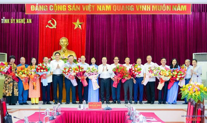 Các đồng chí Thường trực Tỉnh ủy Nghệ An tặng hoa chúc mừng các cán bộ thuộc diện Tỉnh ủy quản lý nghỉ hưu theo chế độ và nghỉ hưu trước tuổi. Ảnh: Phạm Bằng
