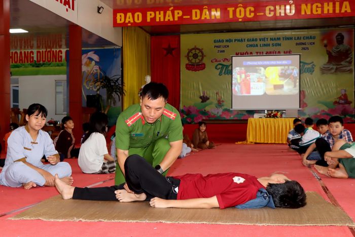 Cán bộ Phòng Cảnh sát Phòng cháy chữa cháy và Cứu nạn, cứu hộ hướng dẫn cách sơ cứu người khi bị đuối nước.