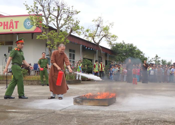 Sư thầy thực hành kỹ năng chữa cháy.