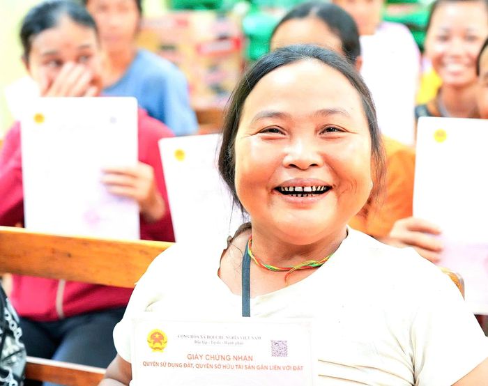 Niềm vui của người dân khi chính thức được Nhà nước chứng nhận là chủ sở hữu của mảnh đất xây nhà và ruộng vườn của gia đình.