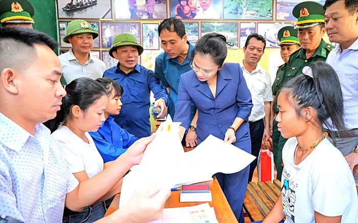 Đoàn công tác tỉnh Nghệ An kiểm tra tiến độ xây dựng nhà ở cho người dân và cấp phát Giấy chứng nhận quyền sử dụng đất cho bà con Đan Lai.