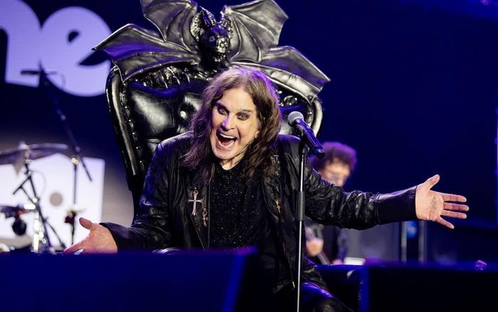 Ozzy Osbourne ngồi trên “ngai” giữa sân khấu