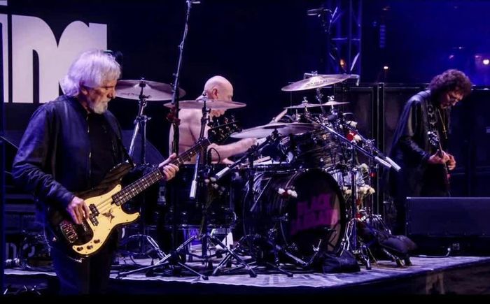 Black Sabbath biểu diễn đêm cuối cùng với Ozzy Osbourne