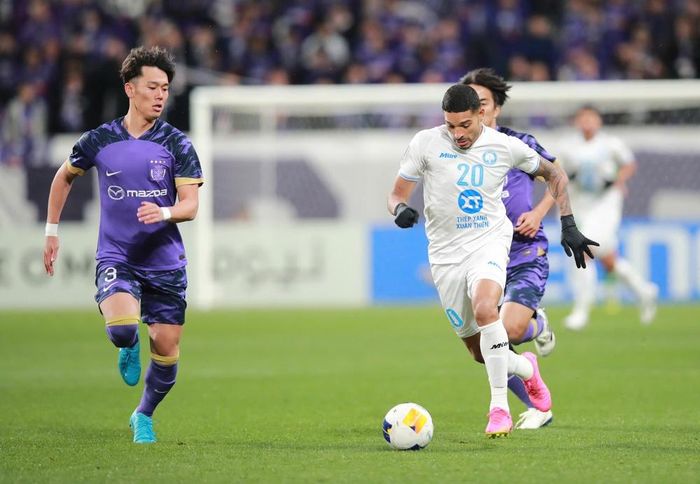 Nam Định (áo trắng) trong trận đấu với CLB Sanfrecce Hiroshima của Nhật Bản tại AFC Champions League Two 2024/25. Ảnh: Song Ngọc