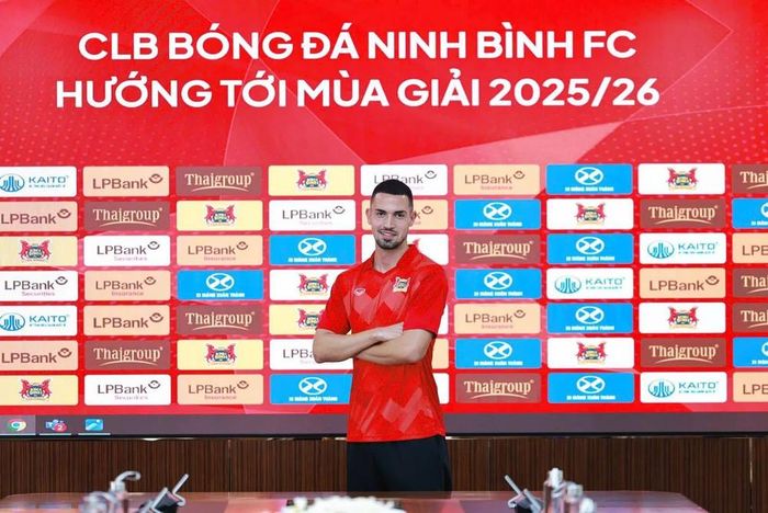 Víctor Morales được kỳ vọng thành chốt chặn vững chắc trước khung thành thủ môn Đặng Văn Lâm.Ảnh: Ninh Bình FC