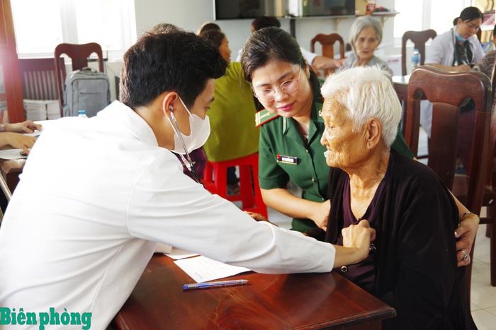 Thiếu tá Mai Thị Hồng Nga phát đồ dùng học tập cho các em học sinh trong Chương trình “Tiếp sức đến trường”. Ảnh: Tuấn Kiệt