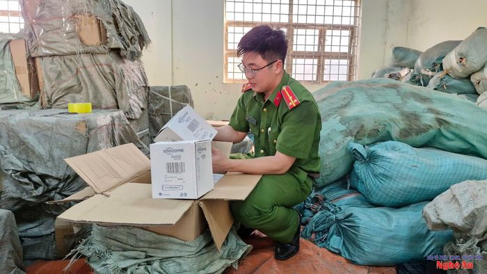 Kem đánh răng, dầu gội, nước xả vải giả mạo các nhãn hiệu… do các đối tượng vận chuyển, buôn bán. Ảnh: CANA