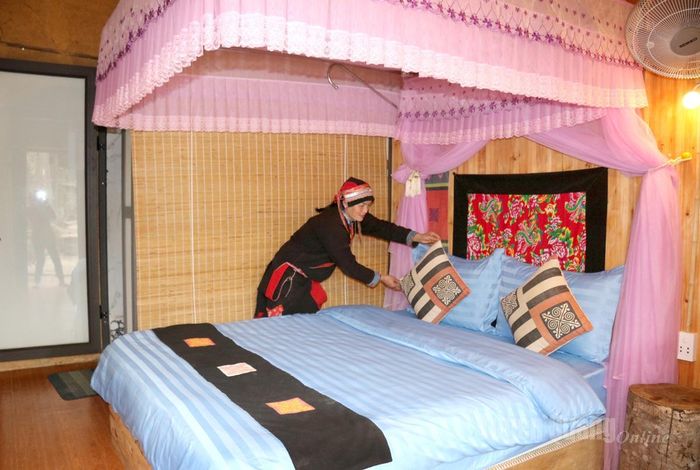 Chị Lý Hồng Thu, thôn Nặm Đăm, xã Quản Bạ dọn dẹp phòng ở cho khách. 