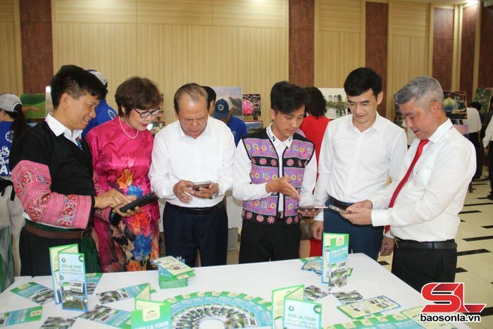 Các đại biểu trải nghiệm phần mềm du lịch thông minh “Sơn La Tour”.