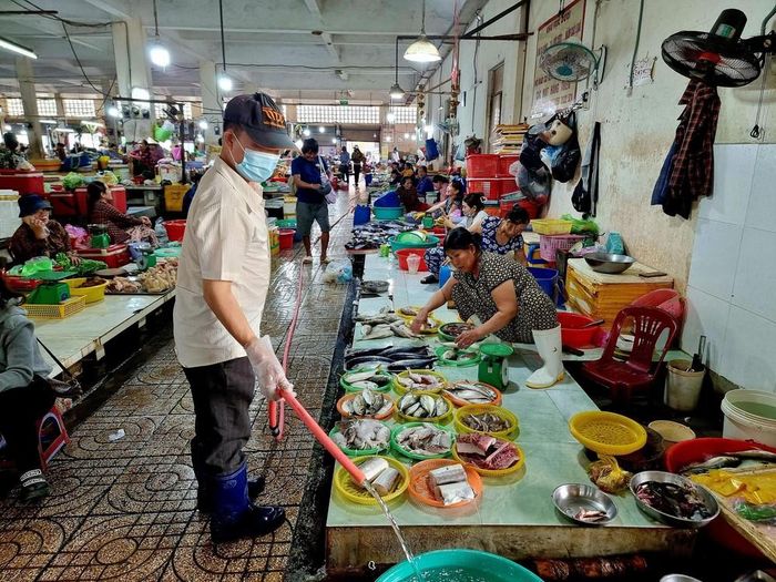 Lối đi hàng cá ở một khu chợ được lát gạch sạch sẽ và các bệ ngồi được sắp xếp khang trang nhằm đảm bảo an toàn vệ sinh thực phẩm. Ảnh: Nguyễn Thành - TTXVN