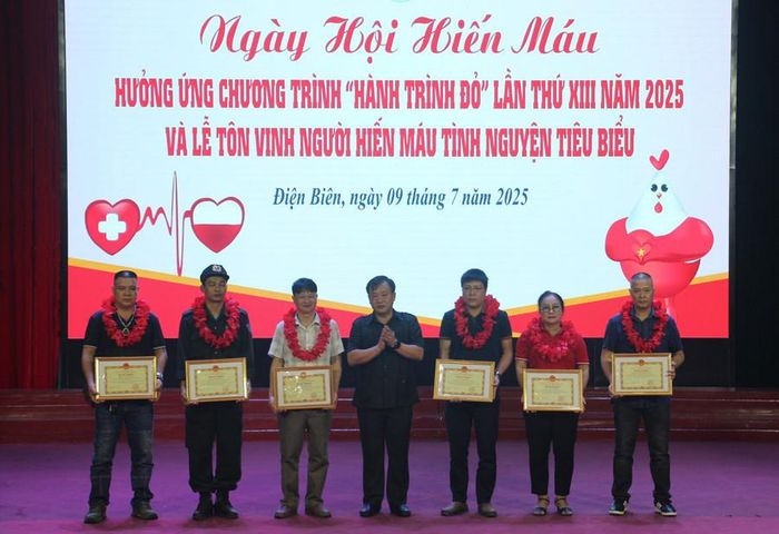 Trao tặng Bằng khen của UBND tỉnh Điện Biên cho các cá nhân có thành tích xuất sắc trong công tác hiến máu tình nguyện.