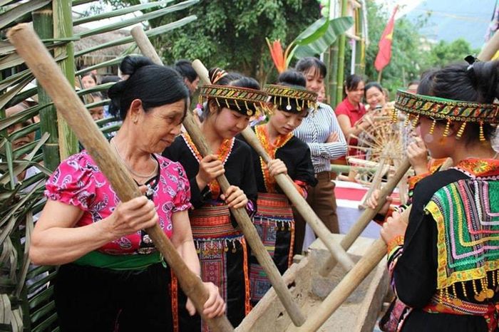 Trò đâm đuống với những động tác biểu tượng cho công việc giã lúa, giã gạo. Ảnh: TG