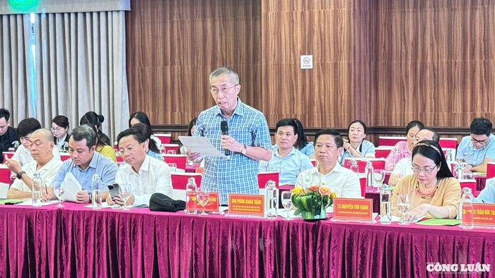 Các chuyên gia, nhà khoa học, doanh nghiệp du lịch trình bày tham luận.