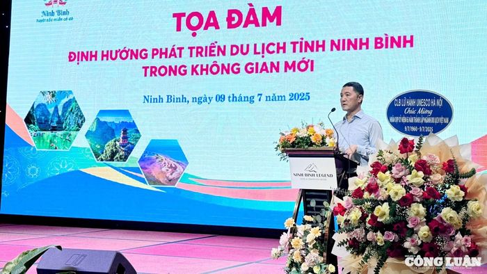 Ông Bùi Văn Mạnh, Giám đốc Sở Du lịch tỉnh Ninh Bìn phát biểu khai mạc.