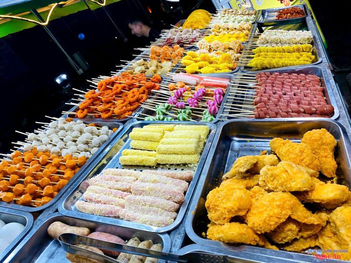 Các loại thực phẩm đường phố đa dạng bắt mắt nhưng không đảm bảo an toàn. Ảnh: Quang An
