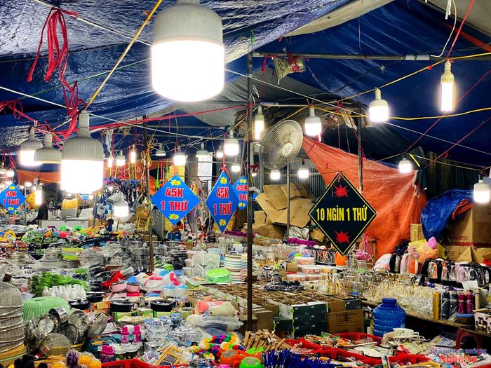 Nhiều mặt hàng giá rẻ, không có nguồn gốc, nhái thương hiệu được bày bán công khai tại các khu chợ trên địa bàn Nghệ An. Ảnh: Q.A