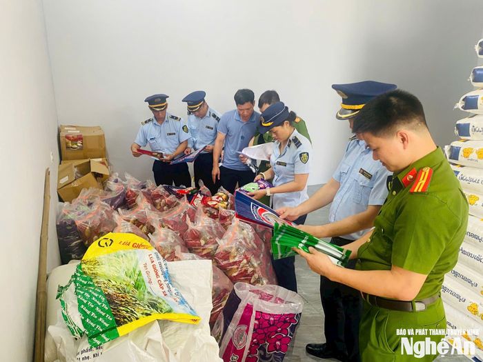 Lực lượng chức năng kiểm tra, xử lý các cơ sở kinh doanh hàng kém chất lượng. Ảnh: Thu Huyền