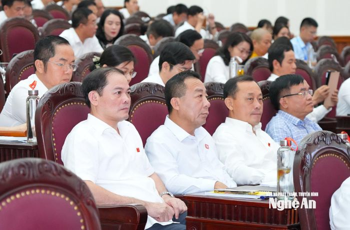 Các đại biểu HĐND tỉnh tham dự kỳ họp. Ảnh: Thành Cường