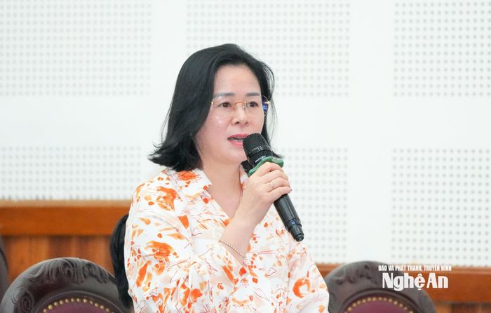Giám đốc Sở Y tế Lê Thị Hoài Chung trao đổi, trả lời nội dung thảo luận của các đại biểu HĐND tỉnh. Ảnh: Thành Cường