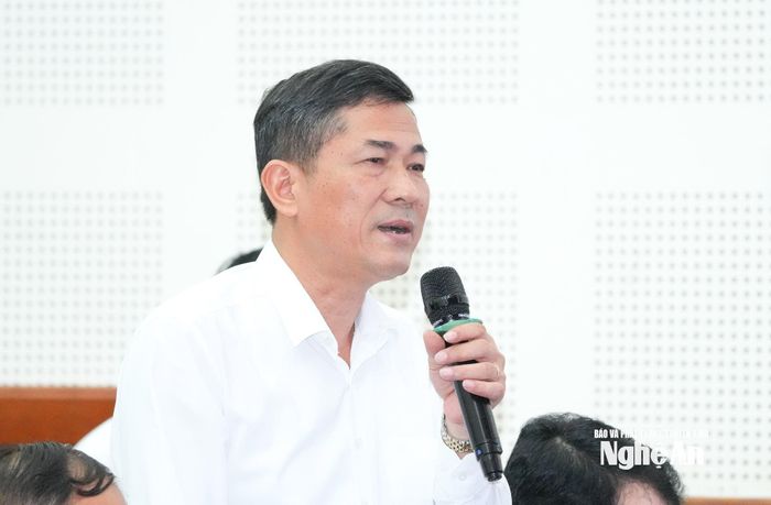 Giám đốc Sở Giáo dục và Đào tạo Thái Văn Thành trao đổi, trả lời nội dung thảo luận của các đại biểu HĐND tỉnh. Ảnh: Thành Cường