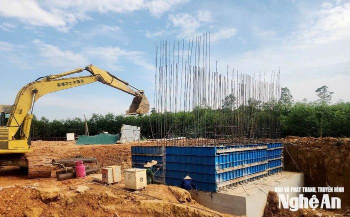 Thi công cầu Khe Đá, xã Tiên Đồng. Ảnh: Xuân Hoàng