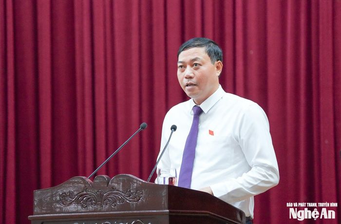 Đồng chí Chu Đức Thái - Ủy viên Thường trực, Trưởng ban Văn hóa và Xã hội HĐND tỉnh báo cáo kết quả giám sát chuyên đề của HĐND tỉnh về quy hoạch, sắp xếp mạng lưới trường, lớp tại các cơ sở giáo dục trên địa bàn tỉnh. Ảnh: Thành Cường