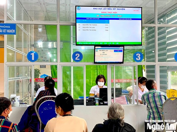 Đăng ký khám, chữa bệnh tại Trung tâm Y tế Tân Kỳ. Ảnh: Thành Chung