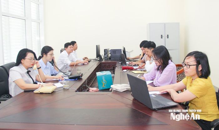 Bộ phận tiếp dân và trực đường dây điện thoại trực tuyến tại kỳ họp. Ảnh: Mai Hoa