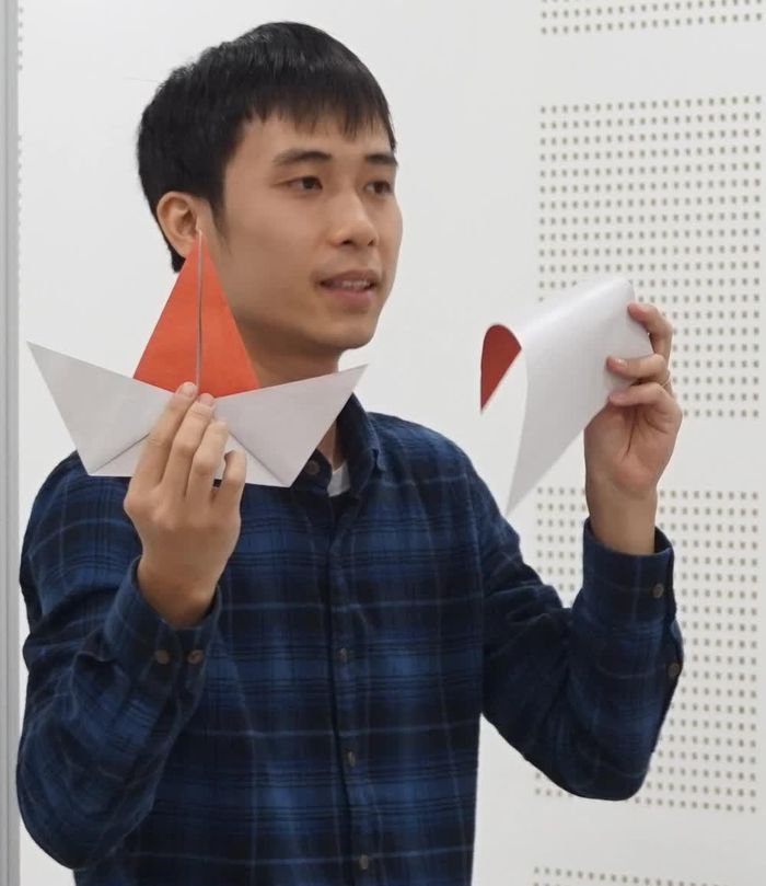 Tác giả Nguyễn Hùng Cường với thao tác gấp giấy origami