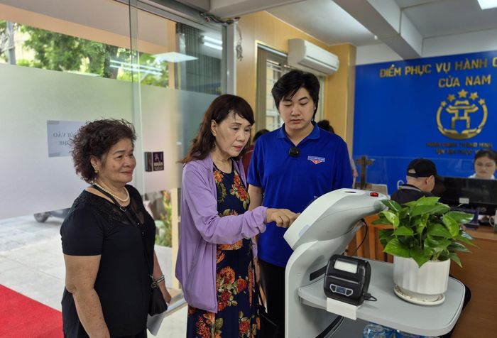 Người dân trải nghiệm Robot AI áp dụng công nghệ trí tuệ nhân tạo hỗ trợ thực hiện các thủ tục hành chính. Ảnh: Nguyễn Thắng - TTXVN