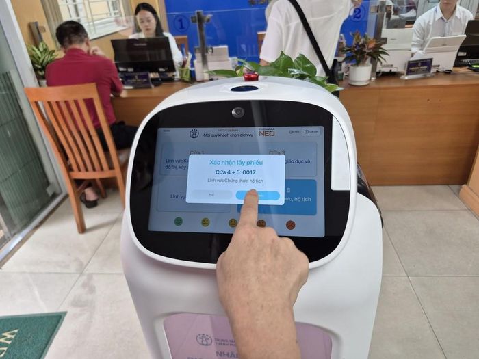 Giao diện trực quan của Robot AI giúp người dân thực hiện các thao tác dễ dàng. Ảnh: Nguyễn Thắng - TTXVN