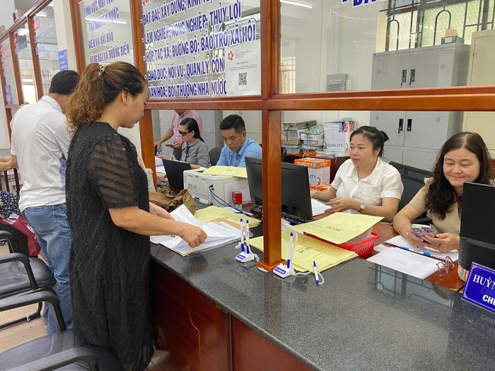 Người dân đến làm thủ tục tại Trung tâm Phục vụ hành chính công phường Vũng Tàu. Ảnh: PHÚ NGÂN