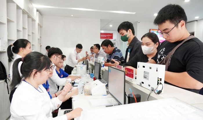 Công chức phường Bến Thành, TPHCM tiếp nhận và giải quyết thủ tục hành chính cho người dân. Ảnh: THU HƯỜNG