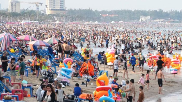 Khách du lịch tắm biển giải nhiệt tại Vũng Tàu, TPHCM. Ảnh: Trí Độ