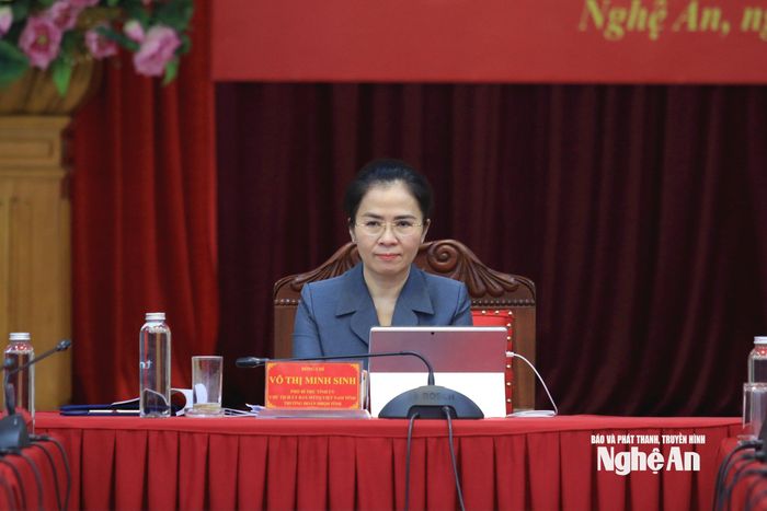 Đồng chí Võ Thị Minh Sinh – Phó Bí thư Tỉnh ủy, Chủ tịch Ủy ban Mặt trận Tổ quốc tỉnh, Trưởng đoàn đại biểu Quốc hội tỉnh chủ trì tại điểm cầu Nghệ An. Ảnh: Tiến Đông