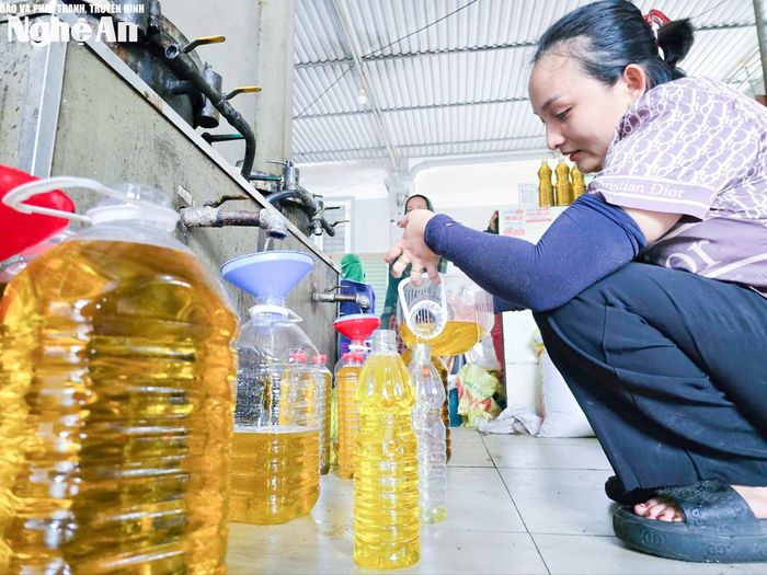 Trung bình 10kg lạc nhân, giá 500.000 đồng ép ra thành phẩm được 4,5-5 lít dầu lạc, tính ra giá 1 lít dao động từ 100.000-120.000 đồng, cao gấp 2-3 lần dầu ăn bán trên thị trường. Ảnh: T.P