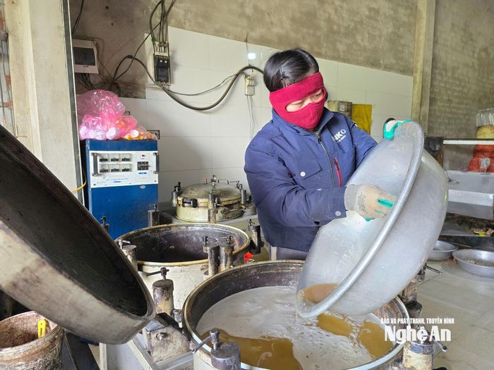 Nhiều hộ ép số lượng lớn, do đó, có những cơ sở mỗi ngày ép 4-5 tấn nguyên liệu. Ảnh: T.P