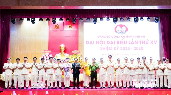Thượng tướng Lê Quốc Hùng - Thứ trưởng Bộ Công an và Bí thư Tỉnh ủy Nghệ An Nguyễn Đức Trung tặng hoa chúc mừng các đồng chí được bầu vào Ban Chấp hành Đảng bộ Công an tỉnh Nghệ An khóa XV, nhiệm kỳ 2025-2030. Ảnh: Phạm Bằng
