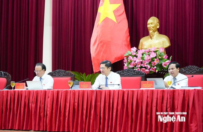 Các đồng chí Thường trực HĐND tỉnh điều hành kỳ họp. Ảnh: Thành Cường