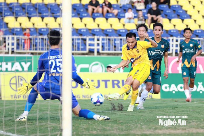 Sông Lam Nghệ An hội tụ đủ sức trẻ, kinh nghiệm nơi hàng tiền vệ. Ảnh: Chung Lê