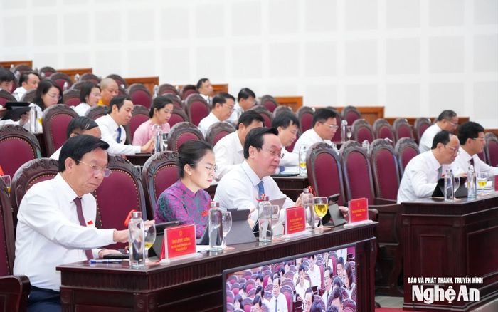 Các đồng chí: Nguyễn Đức Trung - Bí thư Tỉnh ủy; Võ Thị Minh Sinh - Phó Bí thư Tỉnh ủy, Chủ tịch Ủy ban MTTQ Việt Nam tỉnh, Trưởng đoàn ĐBQH tỉnh Nghệ An; các đồng chí Ủy viên Ban Thường vụ Tỉnh ủy tại phiên bế mạc Kỳ họp thứ 31. Ảnh: Thành Cường