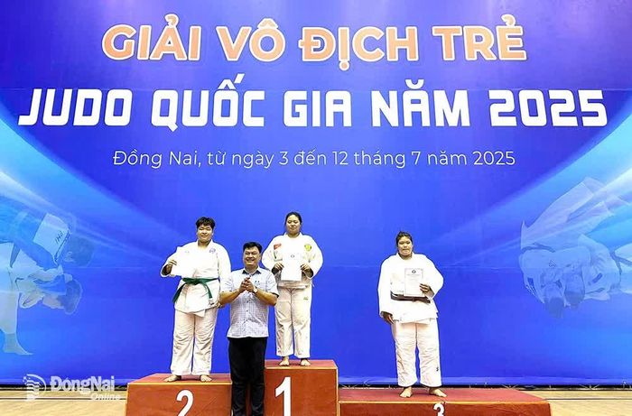 Ban tổ chức trao huy chương cho các vận động viên đạt giải. ĐVCC