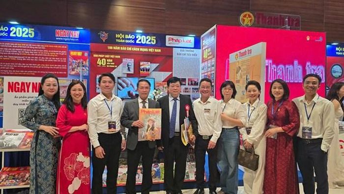 PGS.TS Nguyễn Thế Kỷ ( thứ 5 từ trái sang) - Phó Chủ tịch Hội đồng Lý luận Trung ương kiêm Trưởng ban Lý luận phê bình văn học nghệ thuật; ông Nguyễn Đức Lợi (thứ 4 từ trái sang) - Phó Chủ tịch thường trực Hội Nhà báo Việt Nam thăm gian trưng bày Báo Pháp luật Việt Nam và chụp ảnh lưu niệm.