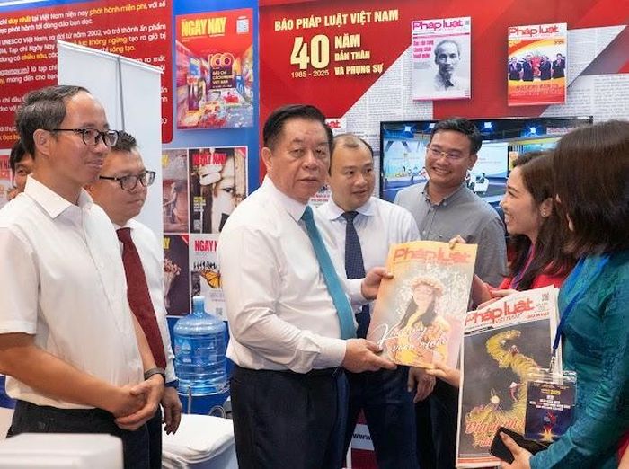 Trong khuôn khổ Hội báo toàn quốc 2025, đồng chí Nguyễn Trọng Nghĩa, Ủy viên Bộ Chính trị, Bí thư Trung ương Đảng, Trưởng Ban Tuyên giáo và Dân vận Trung ương; đồng chí Lê Quốc Minh, Ủy viên Trung ương Đảng, Phó Trưởng Ban Tuyên giáo và Dân vận Trung ương, Chủ tịch Hội Nhà báo Việt Nam, Tổng Biên tập Báo Nhân Dân tới thăm gian trưng bày Báo Pháp luật Việt Nam.
