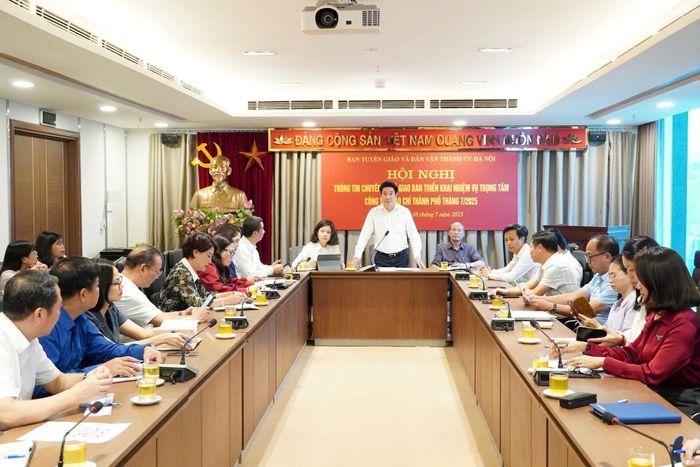 Phó Trưởng ban Tuyên giáo và Dân vận Thành ủy Nguyễn Huy Cường chủ trì hội nghị. Ảnh: Ngọc Hà