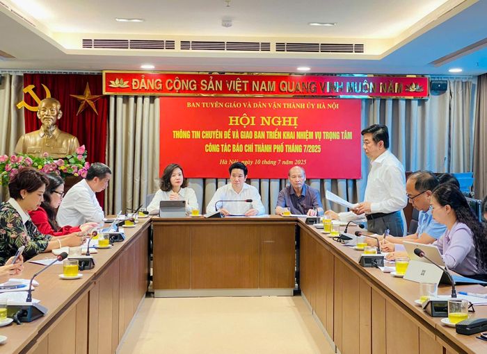 Tổng Biên tập Báo Hànôịmới Nguyễn Minh Đức phát biểu tại hội nghị. Ảnh: Ngọc Hà