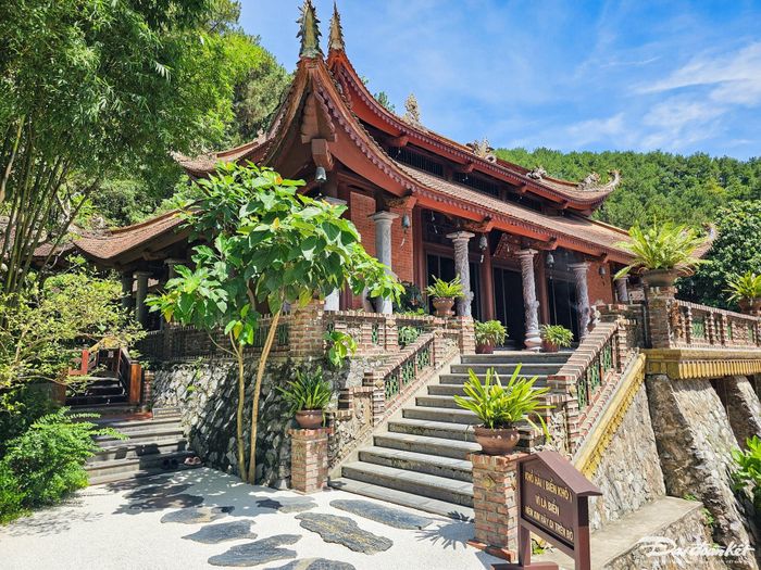 Cùng với thời gian, ngôi chùa đã bị xuống cấp nghiêm trọng trong hàng trăm năm. Đến tháng 12/2015, ngôi chùa được tu sửa và phục dựng lại với kiến trúc như ngày nay. Kể từ đây, chùa Đùng cũng đã được đổi tên thành Địa Tạng Phi Lai tự. Ảnh: Đình Minh